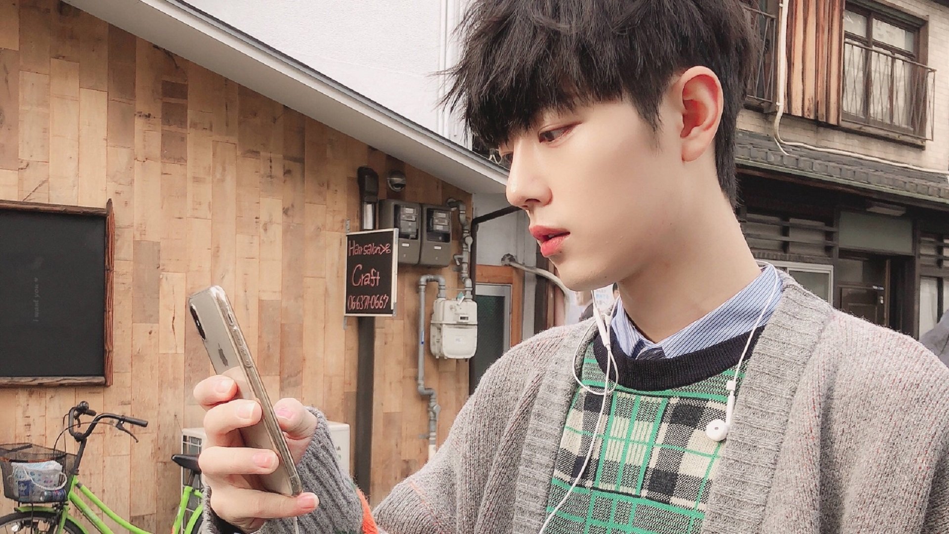 公牛训练结束后组织战术问答考验球员理解,公牛教练组