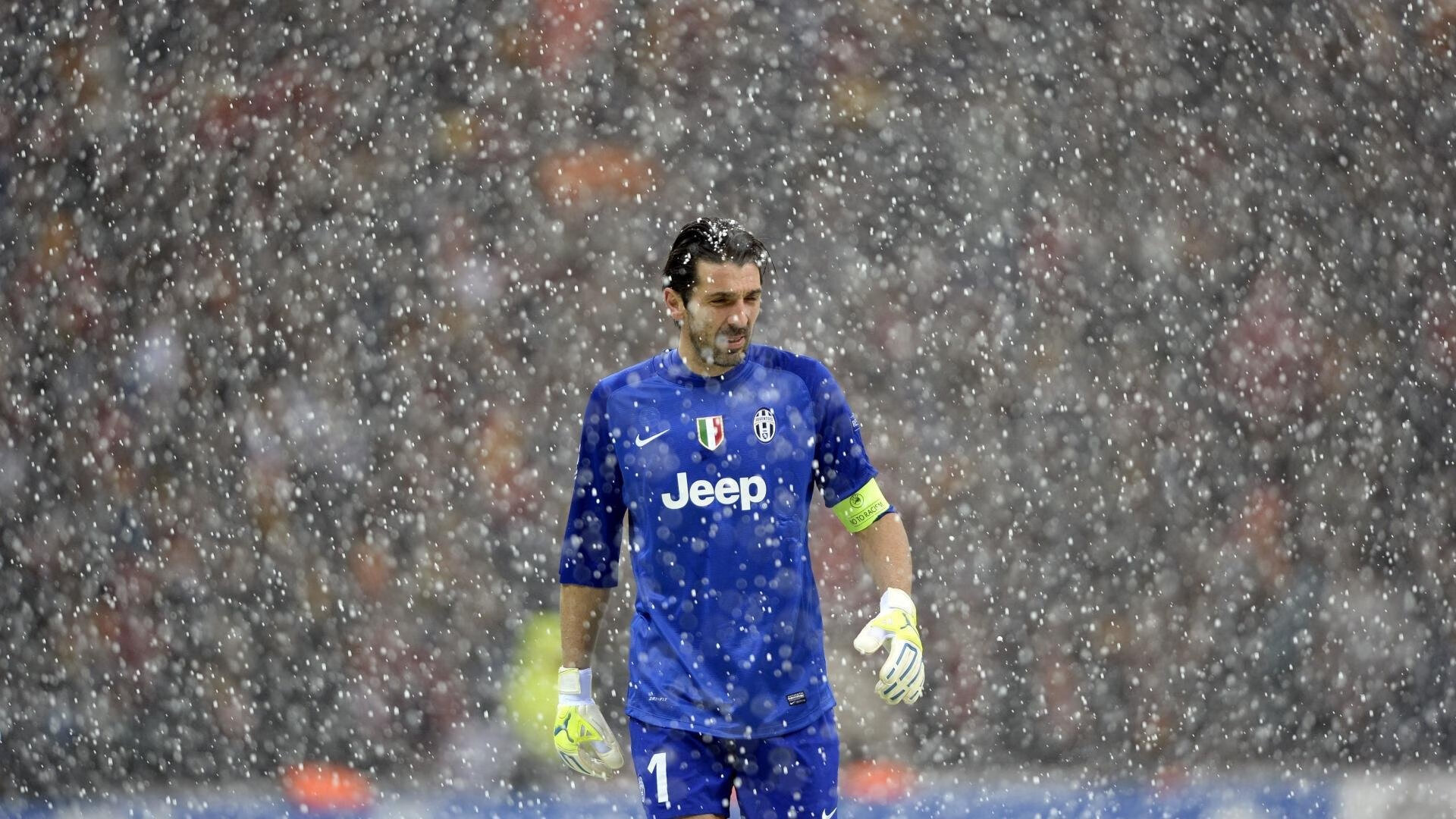 世界杯决赛:梅西举杯一刻 全球多城市地标同步亮起蓝白灯光